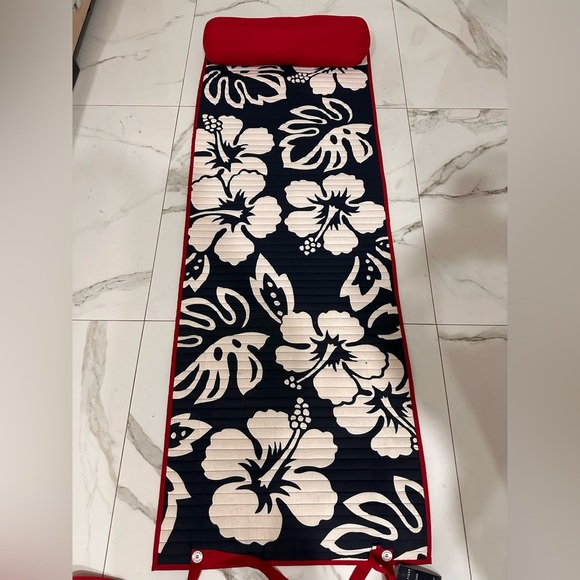 New Beach Pad Mat Tommy Hilfiger ￼ - Picture 1 of 6
